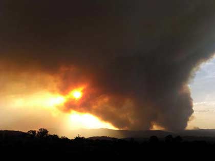 Fire approaching Canberra, evening of January 17, 2003